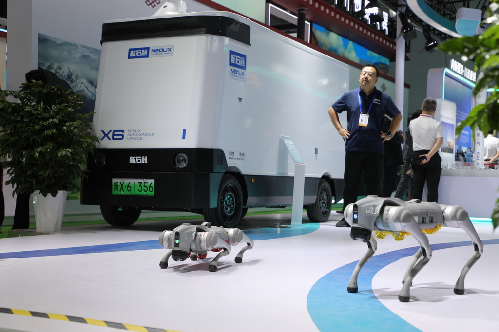 7月6日在兰洽会展馆内拍摄的机器人表演。