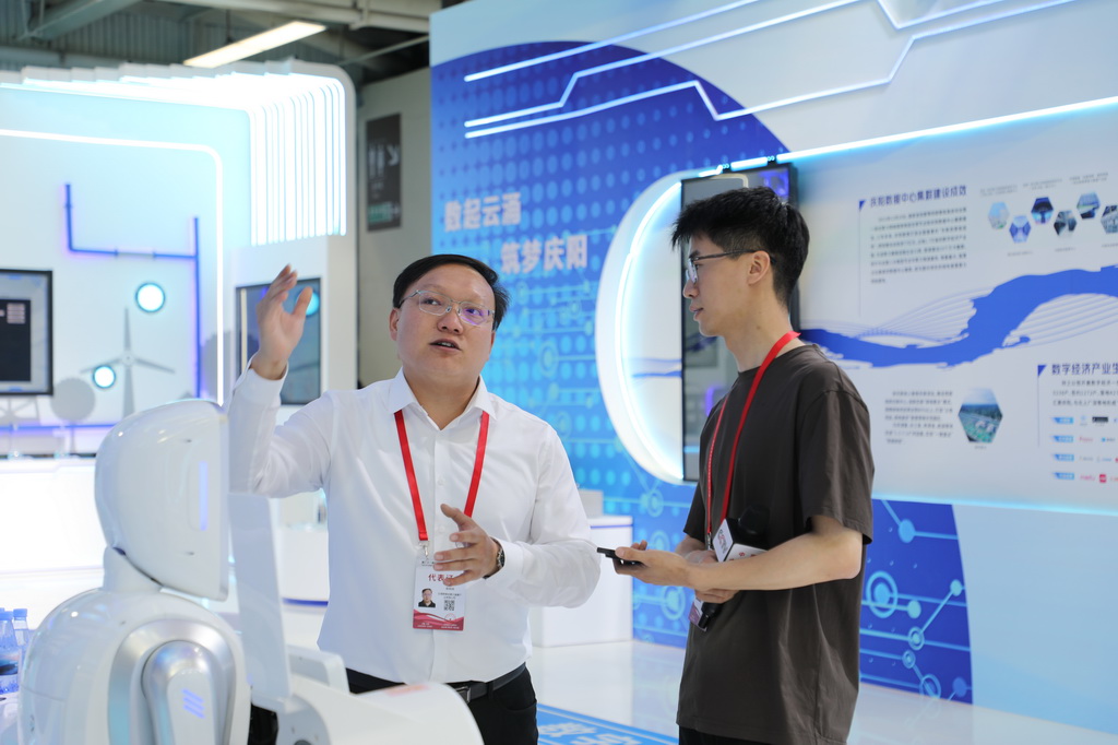 7月6日,在兰洽会展馆内,一名展商在介绍医疗诊疗产品。