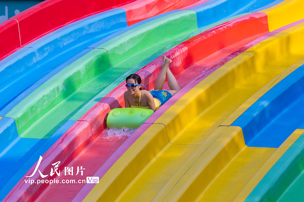 重庆:持续高温天气 市民戏水消暑【6】