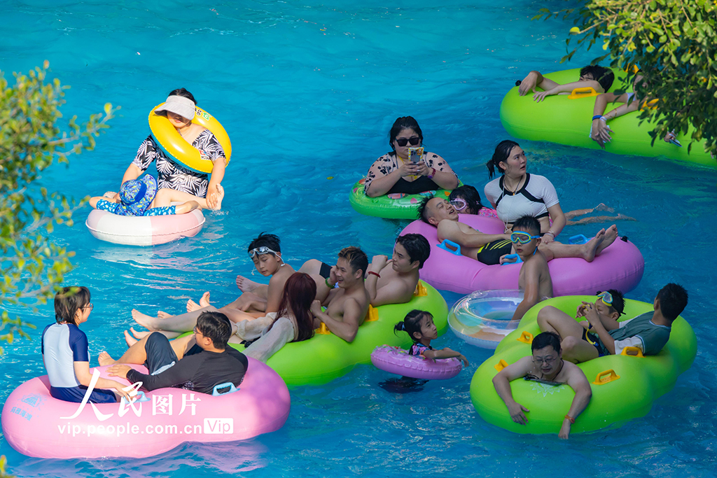 重庆：持续高温天气 市民戏水消暑【3】