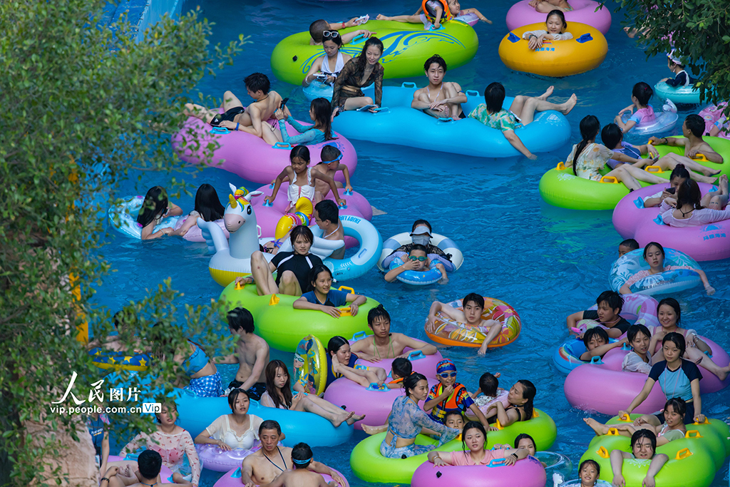 重庆：持续高温天气 市民戏水消暑【4】