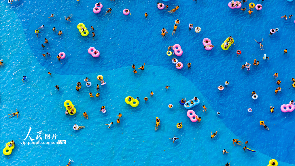 重庆：持续高温天气 市民戏水消暑【2】