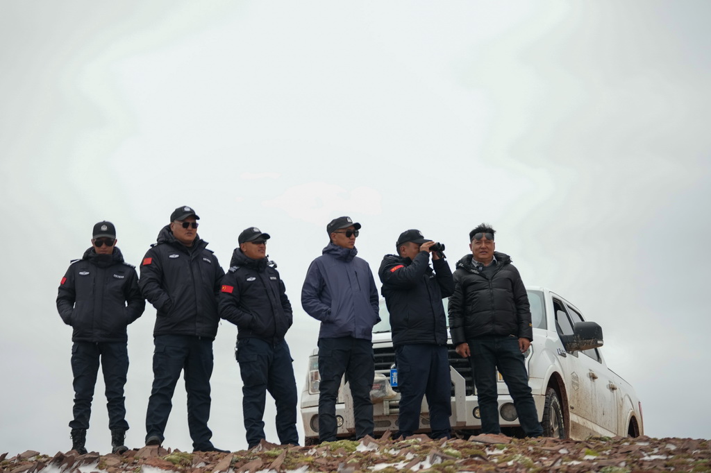 巡山队员在可可西里卓乃湖附近巡护(7月3日摄)。