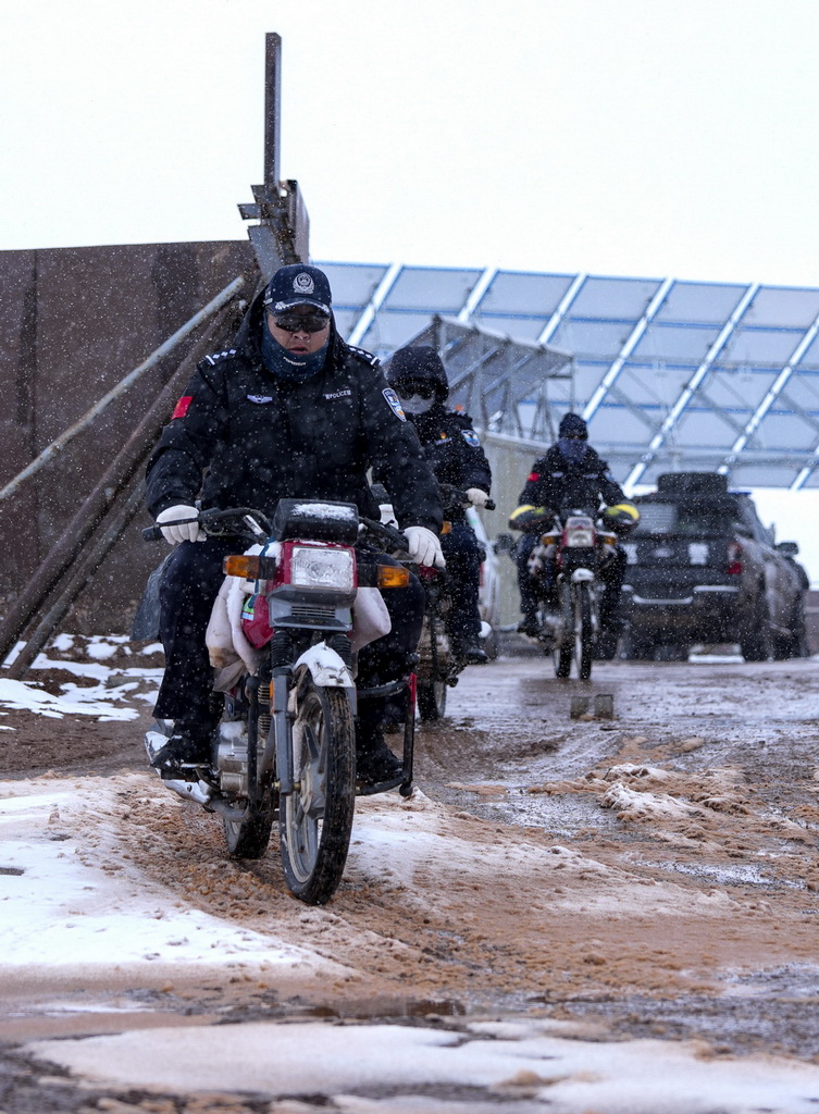 巡山队员在可可西里卓乃湖附近巡护(7月3日摄)。