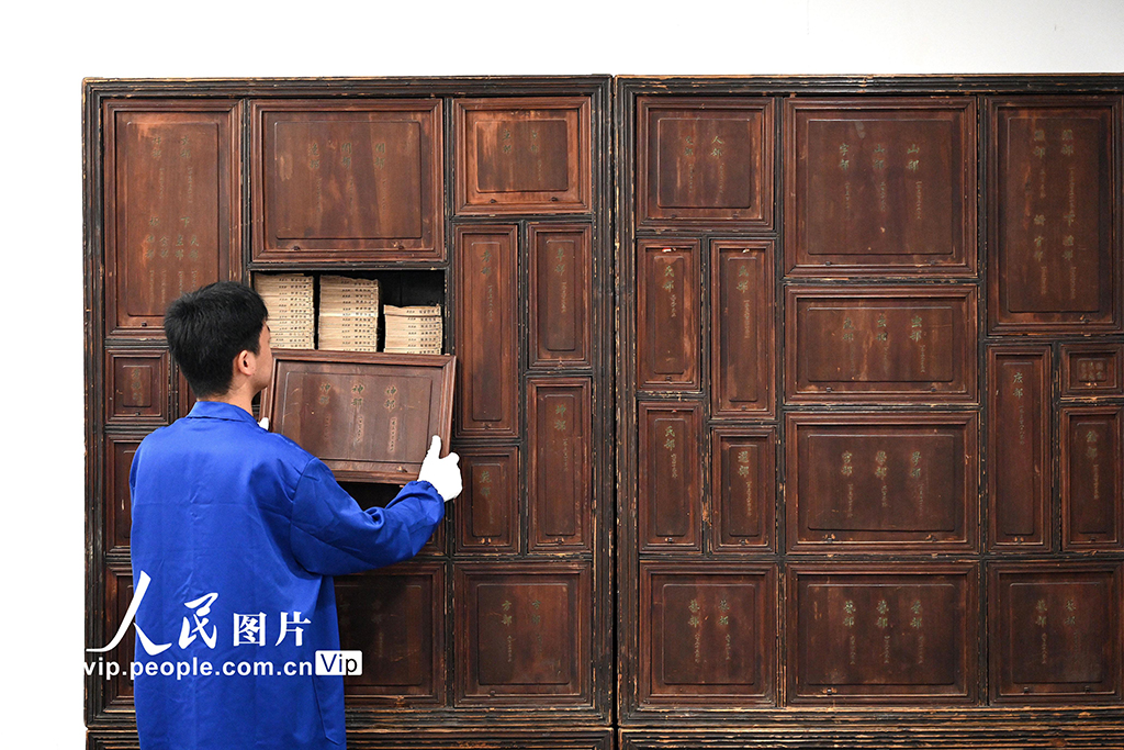 在河南省洛阳市图书馆古籍书库，工作人员查阅、著录古籍。