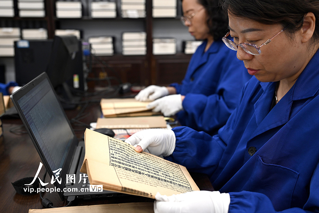 在河南省洛阳市图书馆古籍书库,工作人员进行古籍文献普查登录。