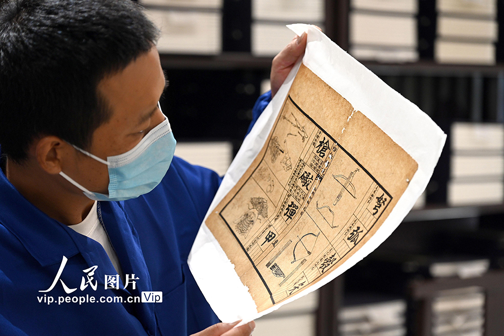 在河南省洛阳市图书馆古籍书库,工作人员对破损古籍进行修复。