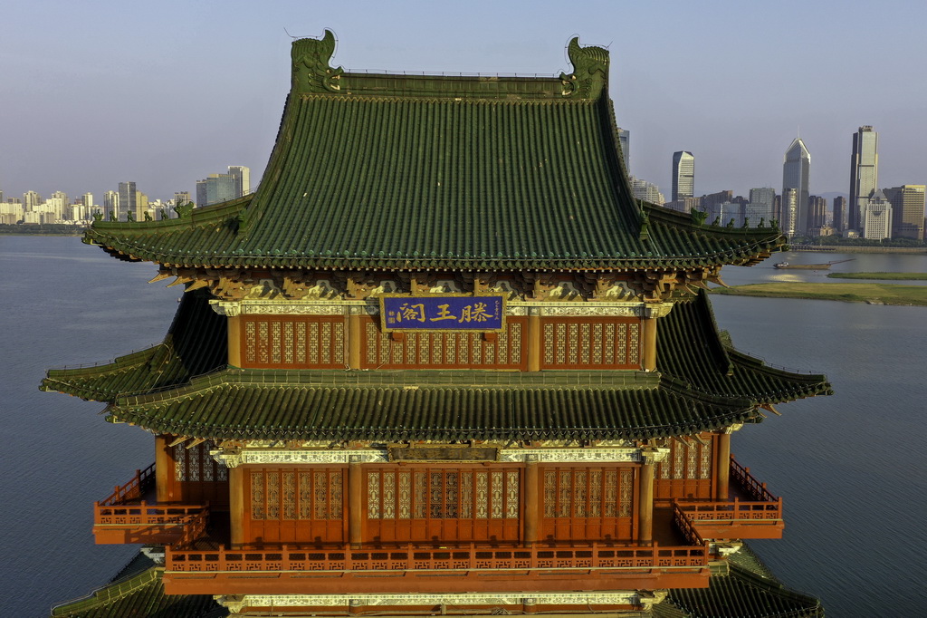 晨光中的江西南昌滕王阁景区（7月7日摄，无人机照片）。