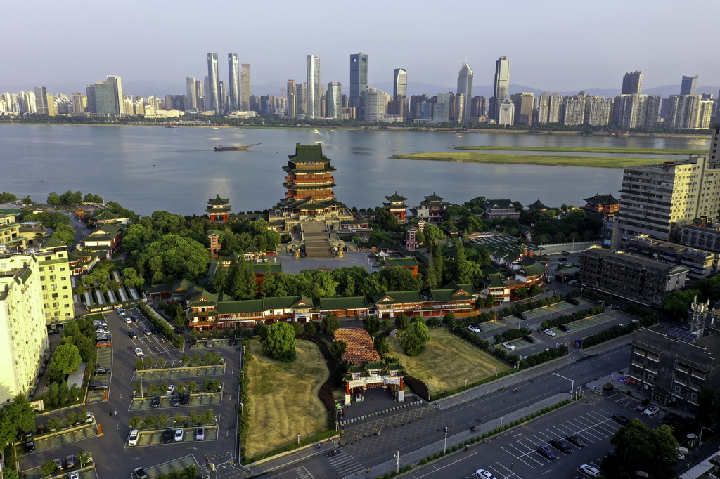 晨光中的江西南昌滕王阁景区（7月7日摄，无人机照片）。