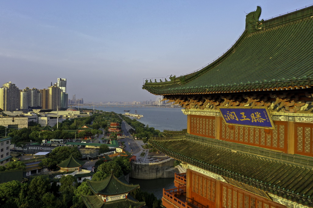 晨光中的江西南昌滕王阁景区（7月7日摄，无人机照片）。