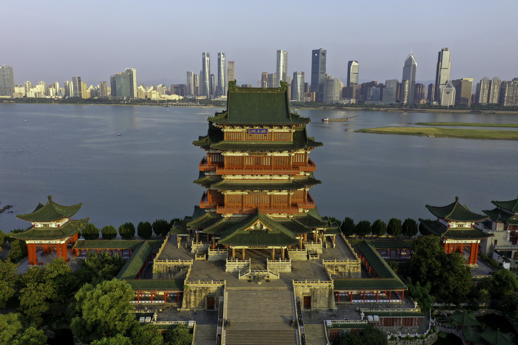 晨光中的江西南昌滕王阁景区（7月7日摄，无人机照片）。