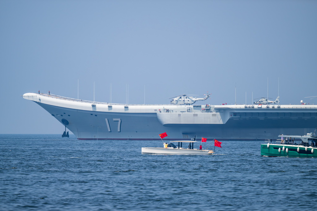 7月7日,香港民众乘船前来伴航送行。新华社记者 朱炜 摄