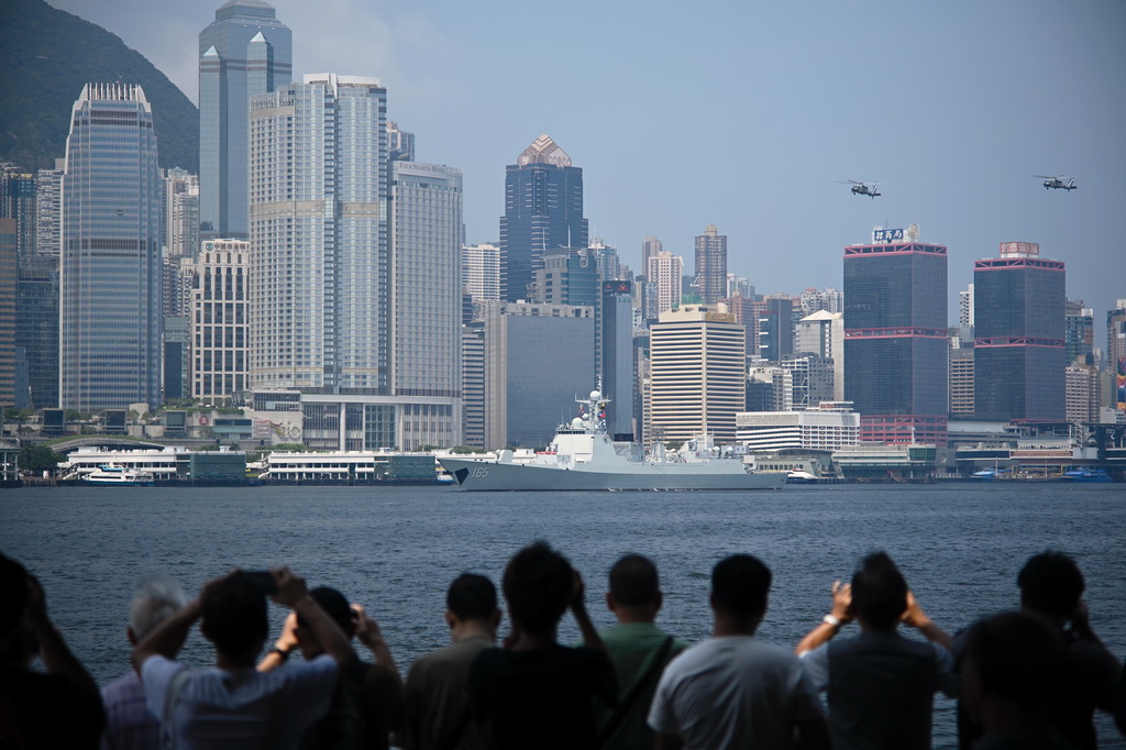 7月7日，湛江舰驶离维多利亚港。新华社记者 王申 摄