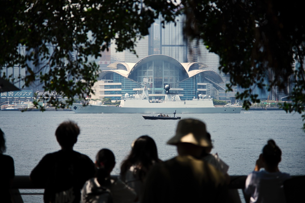 7月7日，运城舰驶离维多利亚港。新华社记者 王申 摄