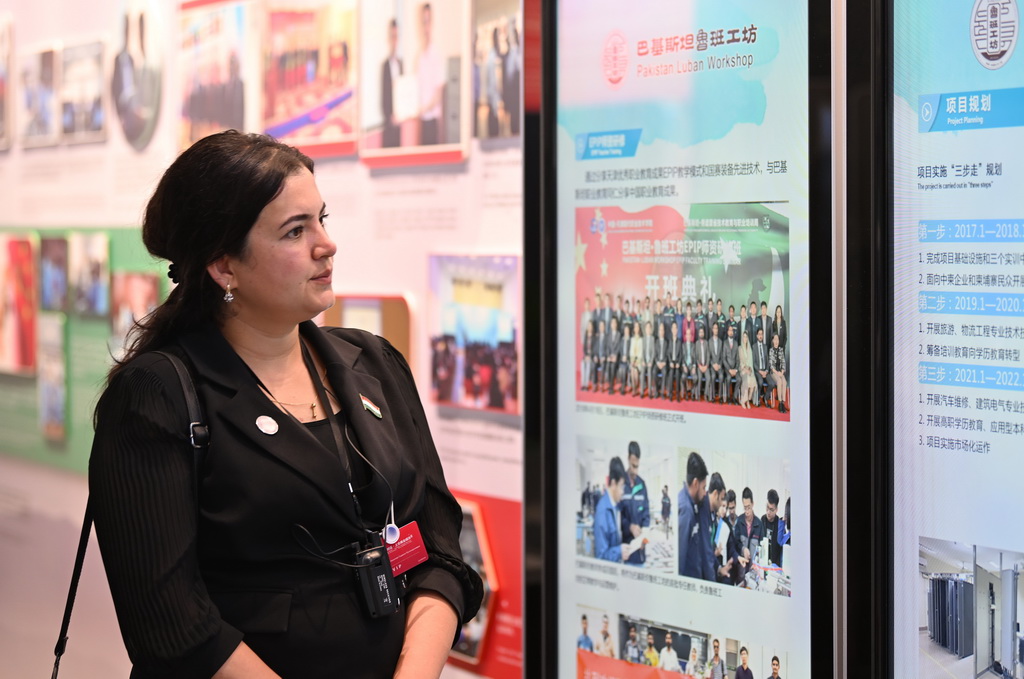 7月7日，嘉宾在鲁班工坊建设·体验馆参观。