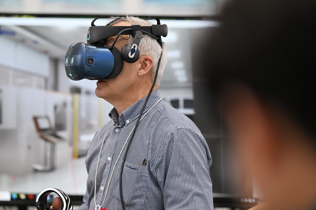 7月7日，嘉宾在天津轻工职业技术学院参观体验。