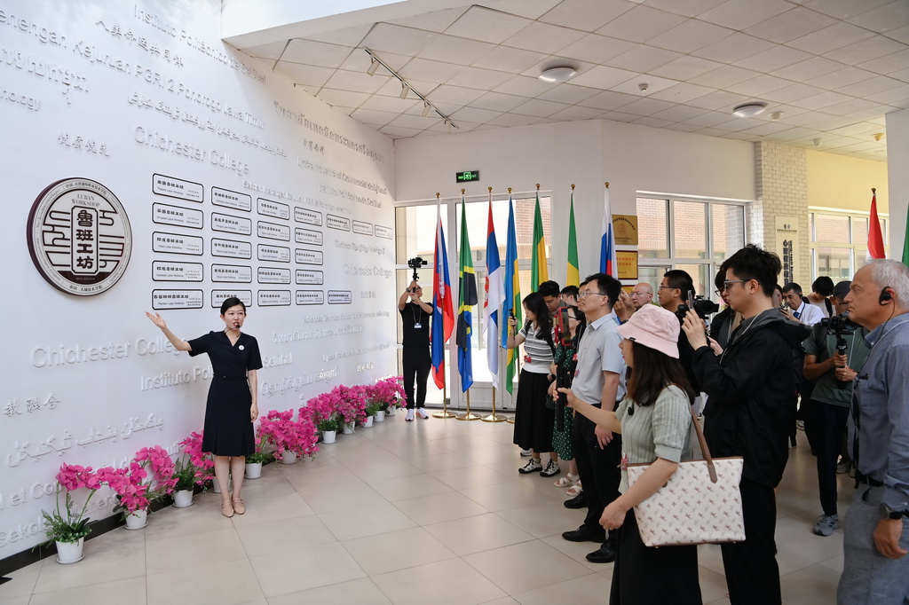 7月7日，嘉宾在鲁班工坊建设·体验馆听取介绍。