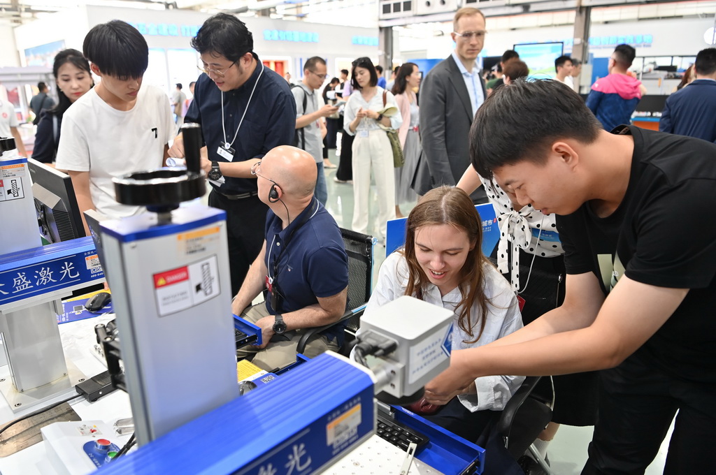 7月7日,嘉宾在天津轻工职业技术学院参观体验。
