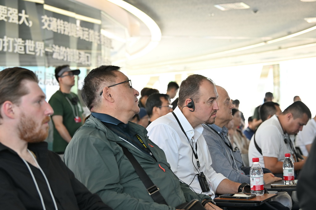 7月7日，中外嘉宾在天津港“智慧零碳”码头听取介绍。