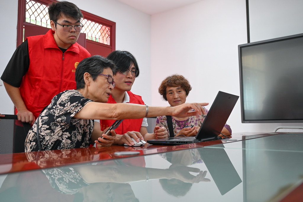 7月7日，志愿者在巴南区莲花街道石洋街社区了解老年慢性病患者的需求，优化“家医连心”APP。