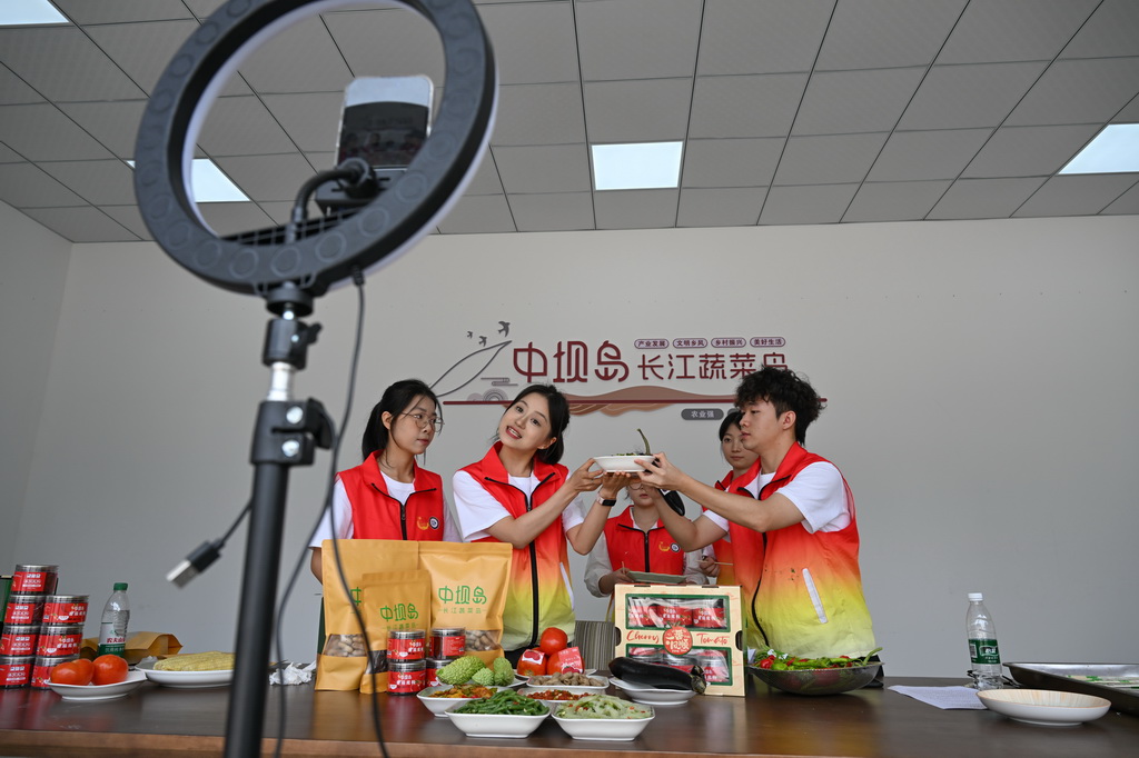 7月7日，志愿者在巴南区中坝岛直播带货。