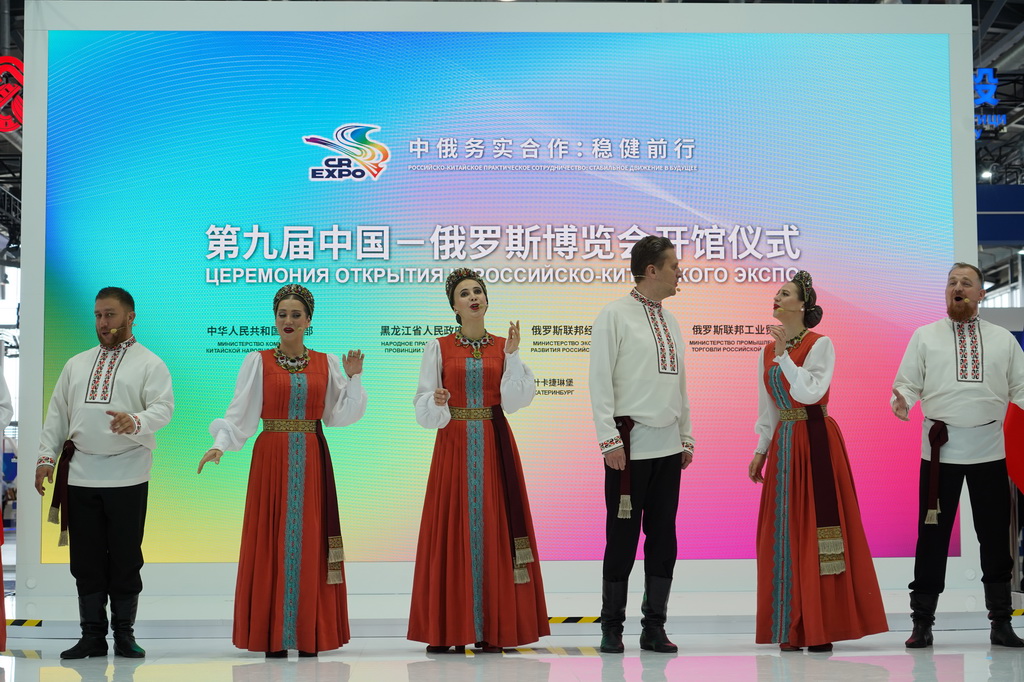 7月7日，在俄罗斯斯维尔德洛夫斯克州首府叶卡捷琳堡国际展览中心，俄罗斯艺术家在第九届中俄博览会现场表演。新华社记者 刘恺 摄