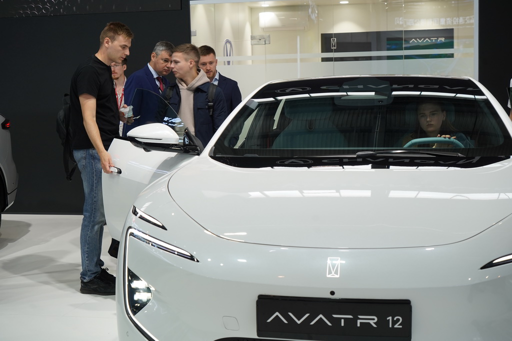 7月7日，在俄罗斯斯维尔德洛夫斯克州首府叶卡捷琳堡国际展览中心，人们在第九届中俄博览会现场参观。新华社记者 刘恺 摄