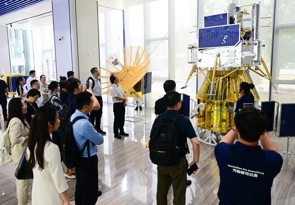 7月7日，在安徽省合肥市，参会嘉宾参观深空探测实验室展厅。