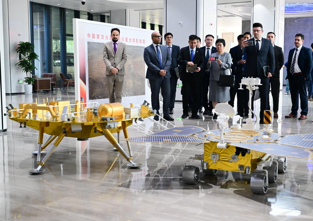 7月7日，在安徽省合肥市，参会嘉宾参观深空探测实验室展厅。