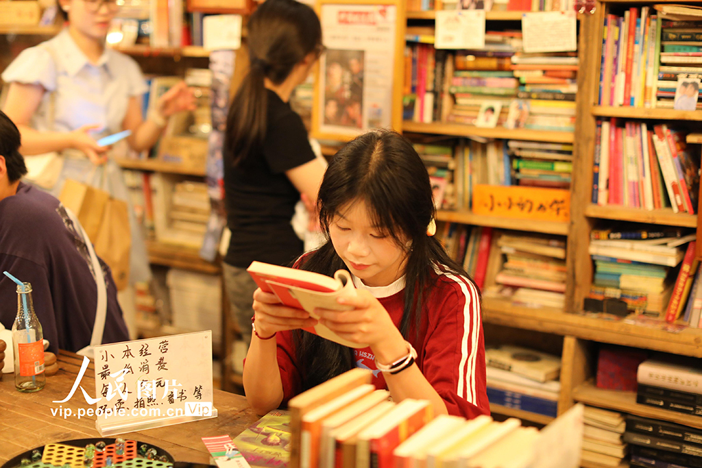 重庆：防空洞书屋里阅读觅清凉【2】