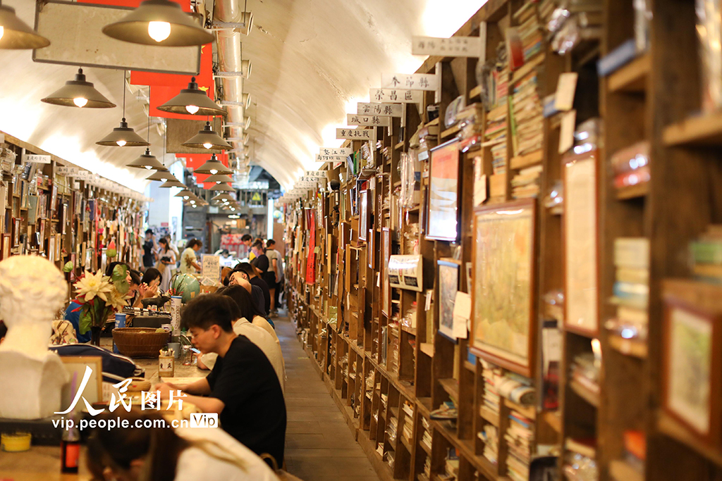 重庆：防空洞书屋里阅读觅清凉【3】