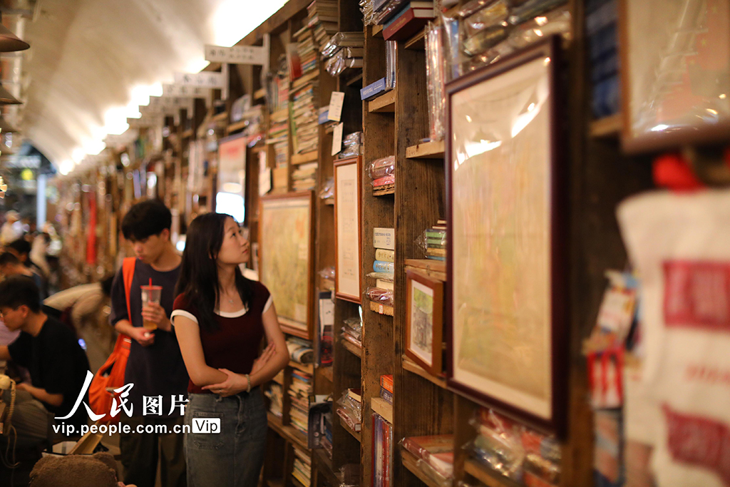 重庆：防空洞书屋里阅读觅清凉【5】