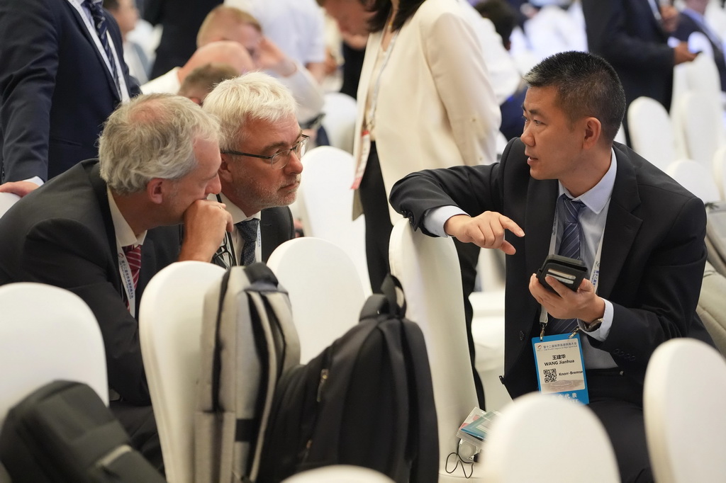 7月8日，与会嘉宾在会议间隙交流。