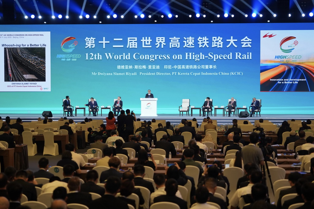 7月8日拍摄的第十二届世界高速铁路大会会场。