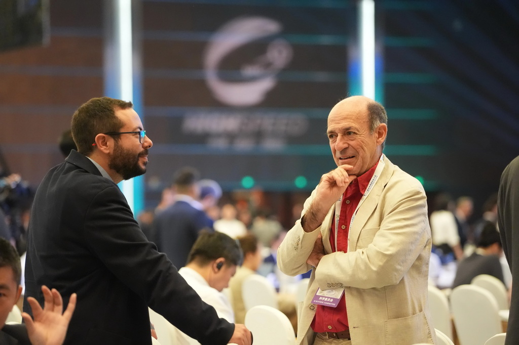 7月8日，与会嘉宾在会议间隙交流。