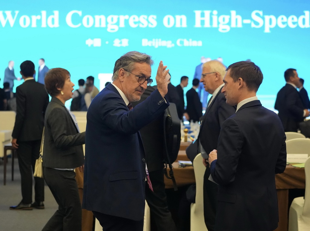 7月8日，与会嘉宾在会议间隙交流。