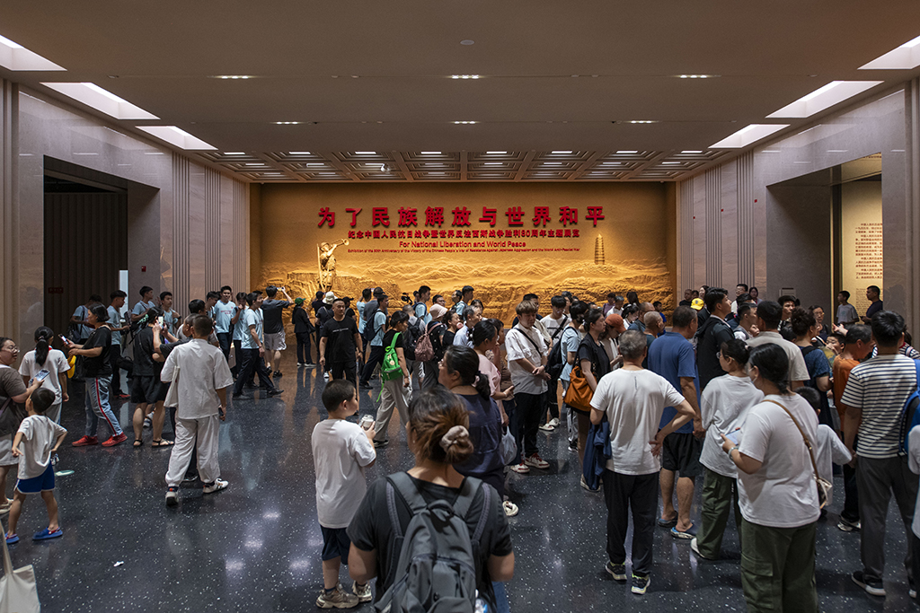 2025年7月8日，在中国人民抗日战争纪念馆，观众参观抗战胜利80周年主题展。