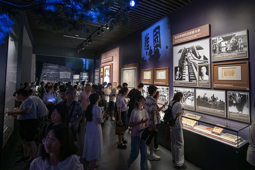 2025年7月8日，在中国人民抗日战争纪念馆，观众参观抗战胜利80周年主题展。