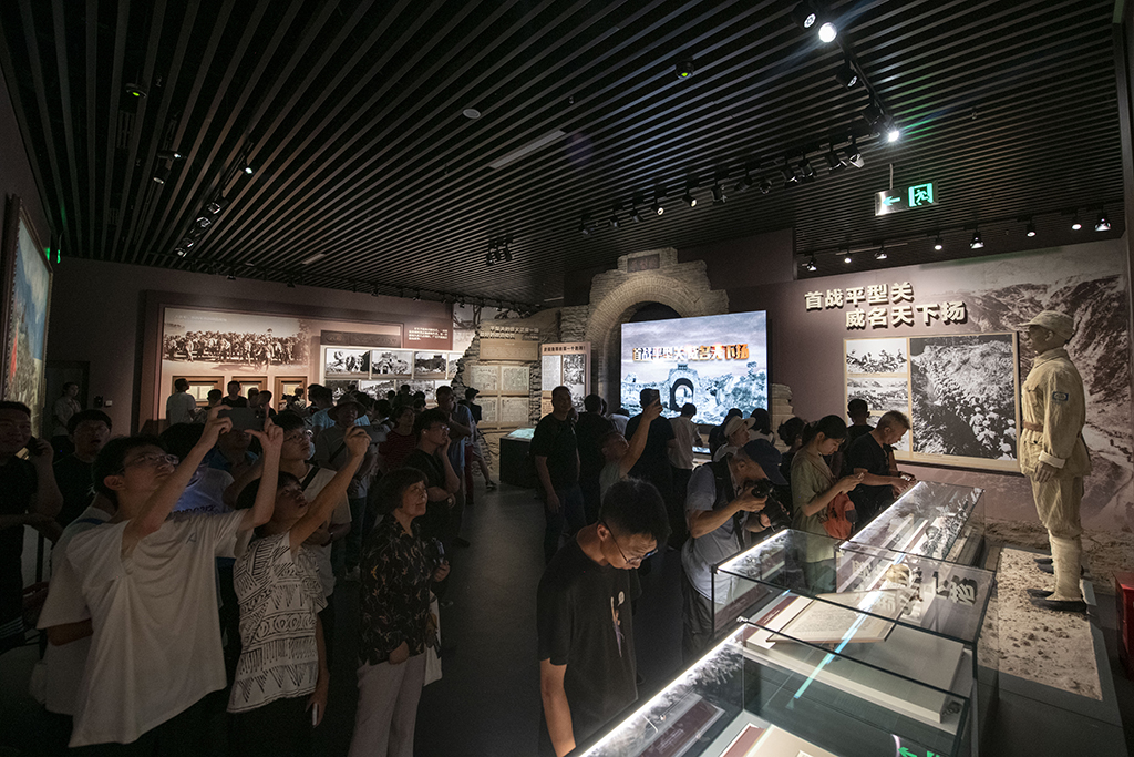 2025年7月8日，在中国人民抗日战争纪念馆，观众参观抗战胜利80周年主题展。