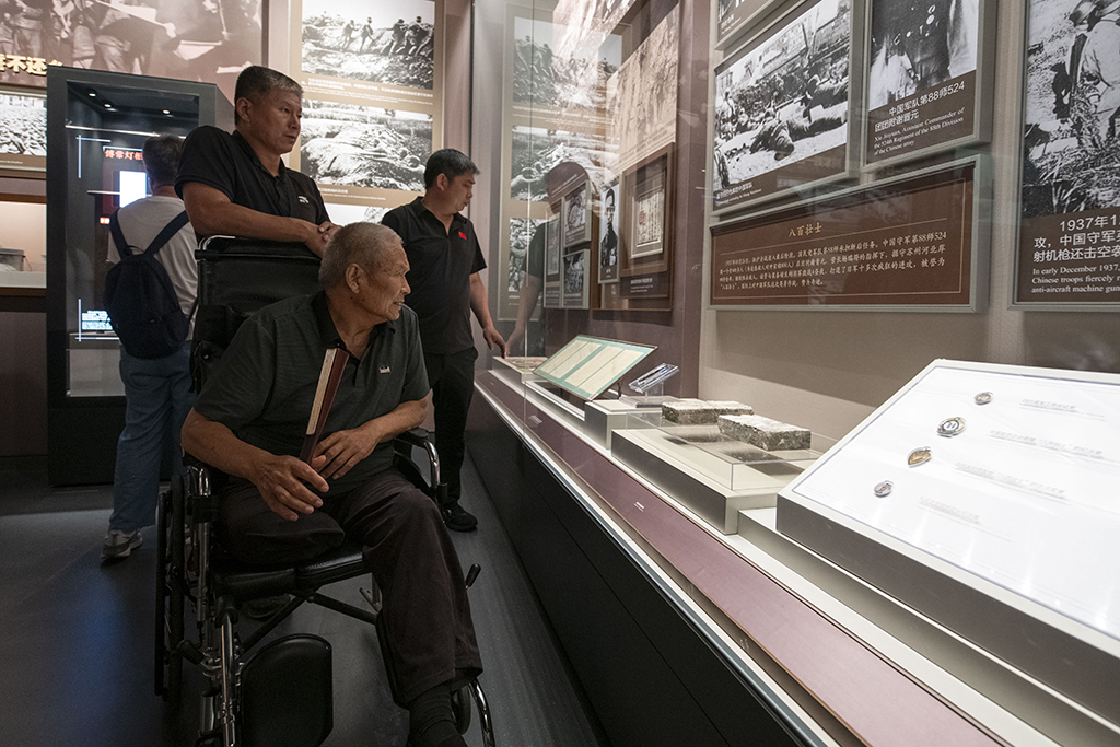 2025年7月8日，在中国人民抗日战争纪念馆，观众参观抗战胜利80周年主题展。