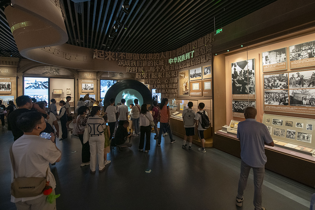 2025年7月8日,在中国人民抗日战争纪念馆,观众参观抗战胜利80周年主题展。