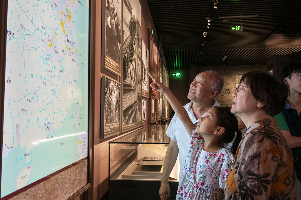 2025年7月8日，在中国人民抗日战争纪念馆，家长带着小朋友参观抗战胜利80周年主题展。