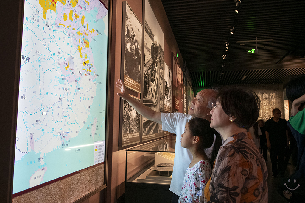 2025年7月8日，在中国人民抗日战争纪念馆，家长带着小朋友参观抗战胜利80周年主题展。