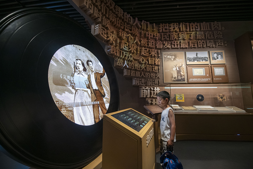 2025年7月8日，在中国人民抗日战争纪念馆，小朋友参观抗战胜利80周年主题展。