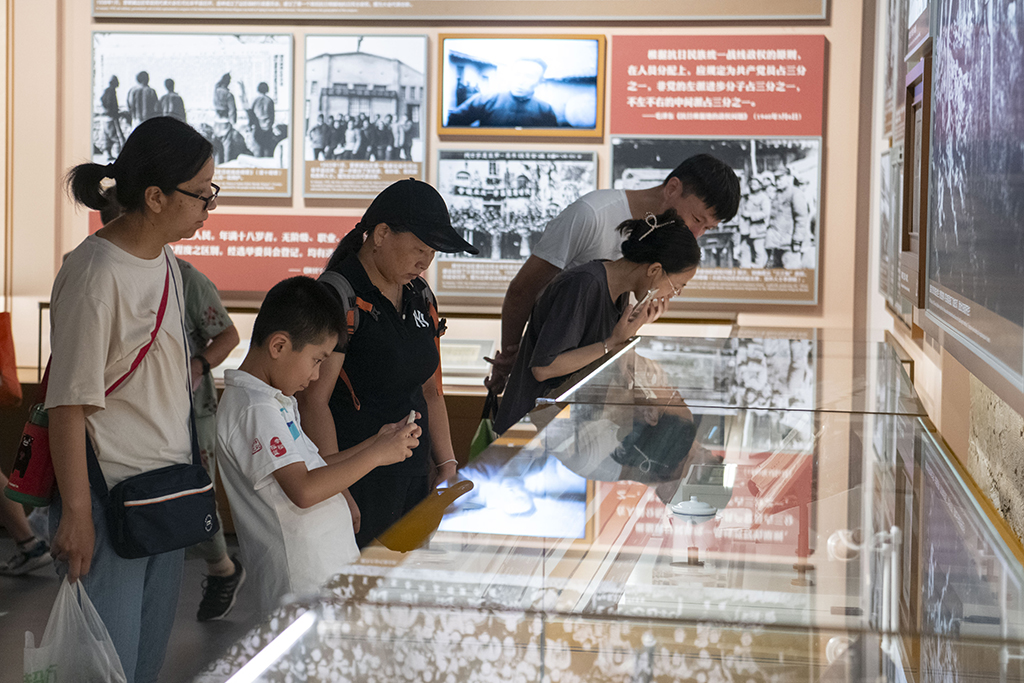 2025年7月8日,在中国人民抗日战争纪念馆,观众参观抗战胜利80周年主题展。