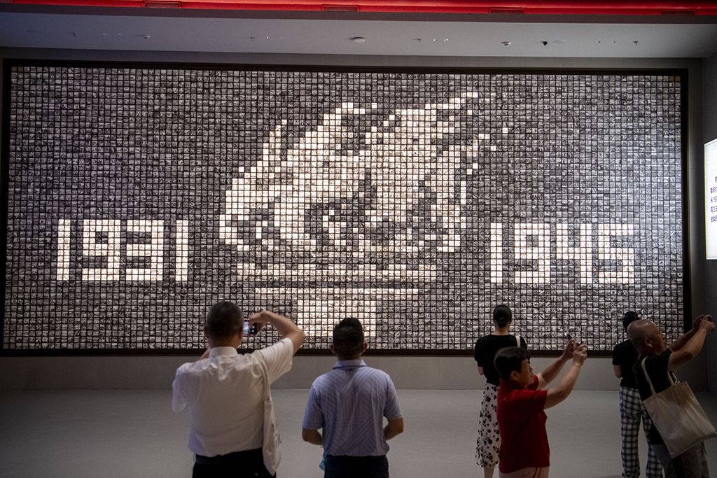 2025年7月8日,在中国人民抗日战争纪念馆,观众参观抗战胜利80周年主题展。