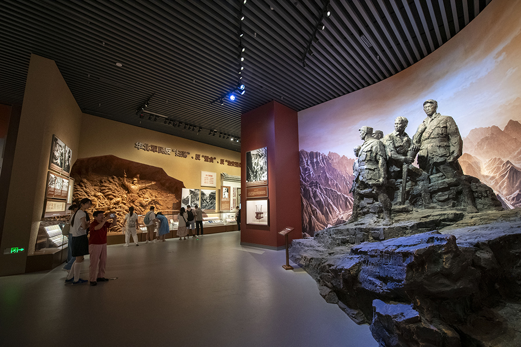 2025年7月8日,在中国人民抗日战争纪念馆,观众参观抗战胜利80周年主题展。