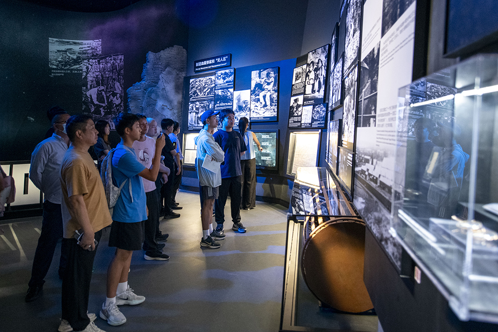 2025年7月8日，在中国人民抗日战争纪念馆，观众参观抗战胜利80周年主题展。