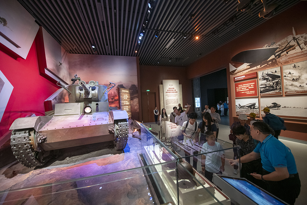 2025年7月8日,在中国人民抗日战争纪念馆,观众参观抗战胜利80周年主题展。