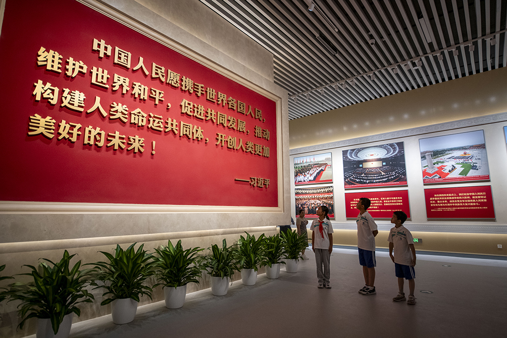 2025年7月8日,在中国人民抗日战争纪念馆,孩子们参观抗战胜利80周年主题展。